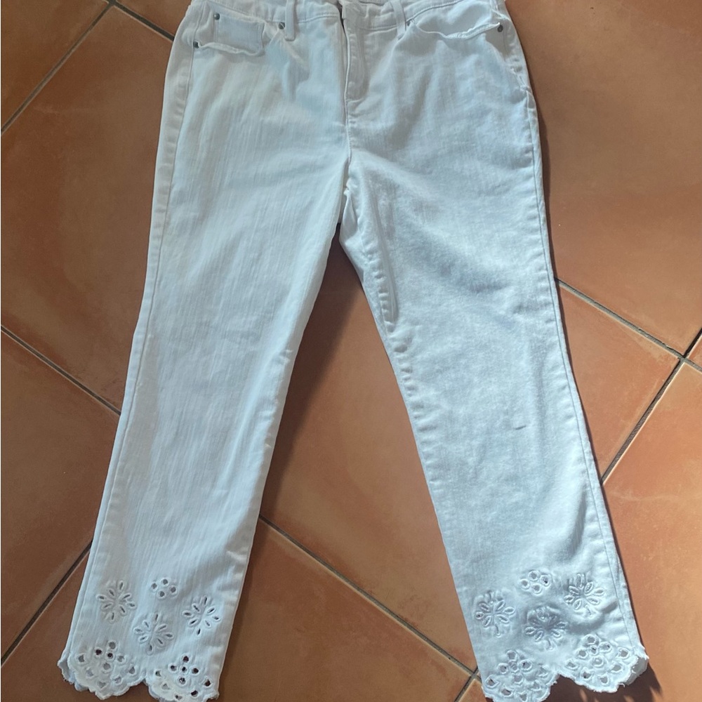 CHARTER CLUB white ankle jeans. Bristol skinny ankle design. Open eyelet bottom